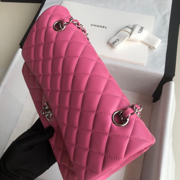 シャネルバッグレプリカ背面デザイン